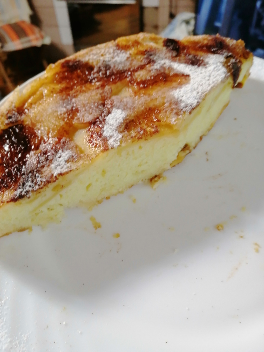 Это остатки пирога. Яблоки сверху и снизу. 