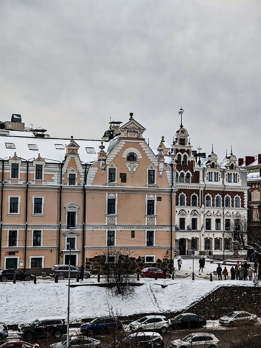 Выборгская ратуша (справа). Фото автора