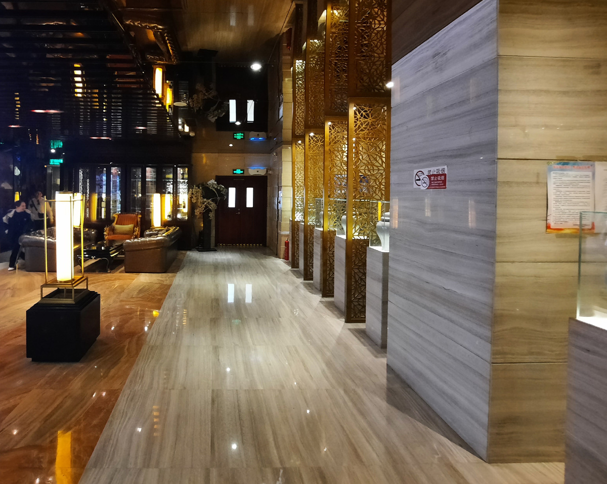 Интерьер одного из ресторанов (название не запомнилось). В целом достаточно уютно, чисто.