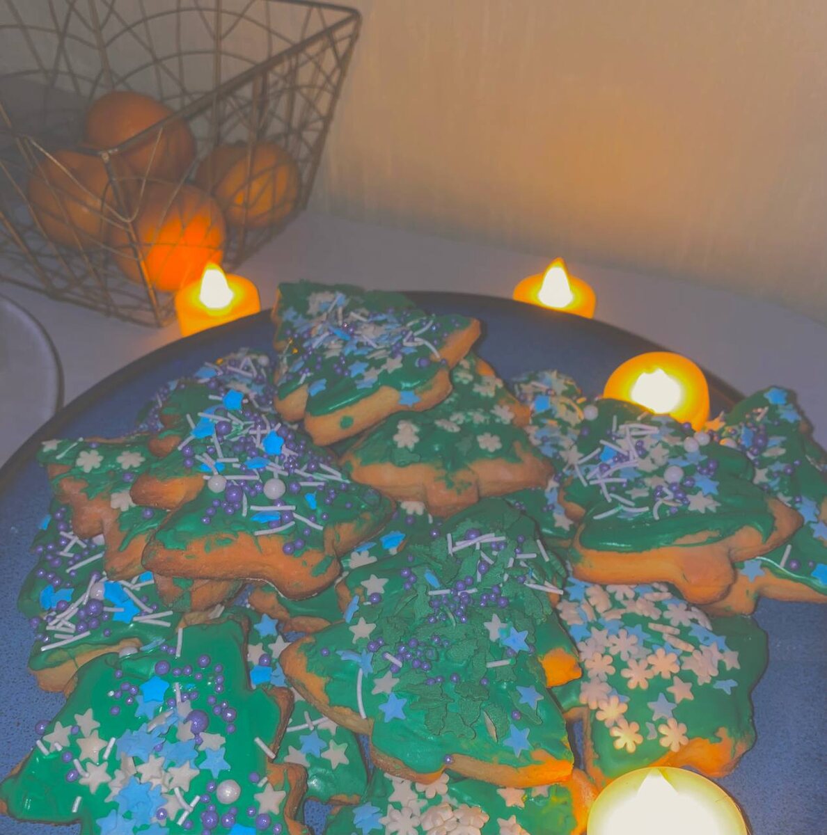 рецепт новогоднего печенья из песочного теста, которое станет отличным украшением вашего стола и порадует близких.