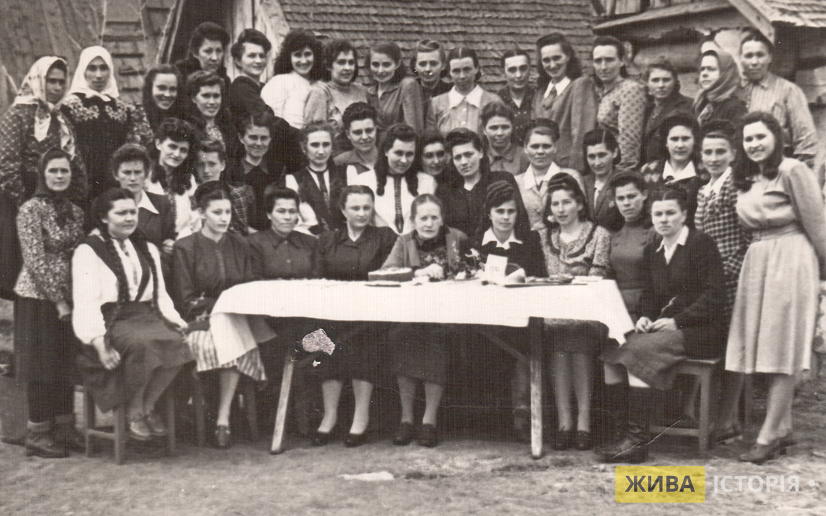 Украинские националистки празднуют Пасху в спецпоселении, Сибирь,1950 - е гг. 