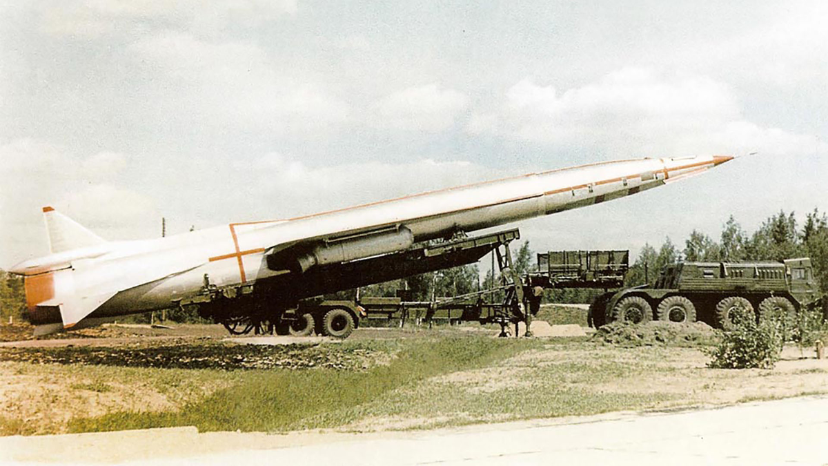 Ту-123 «Ястреб» на пусковой установке, буксируемой тягачом МАЗ-535. Источник фото: https://airwar.ru