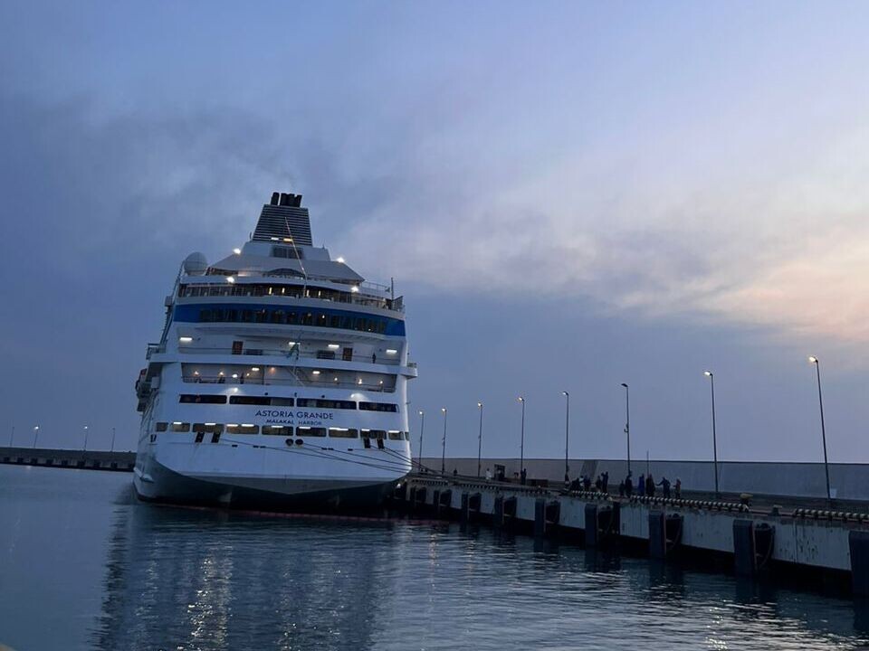 Большой белый красавец встречает нас в порту