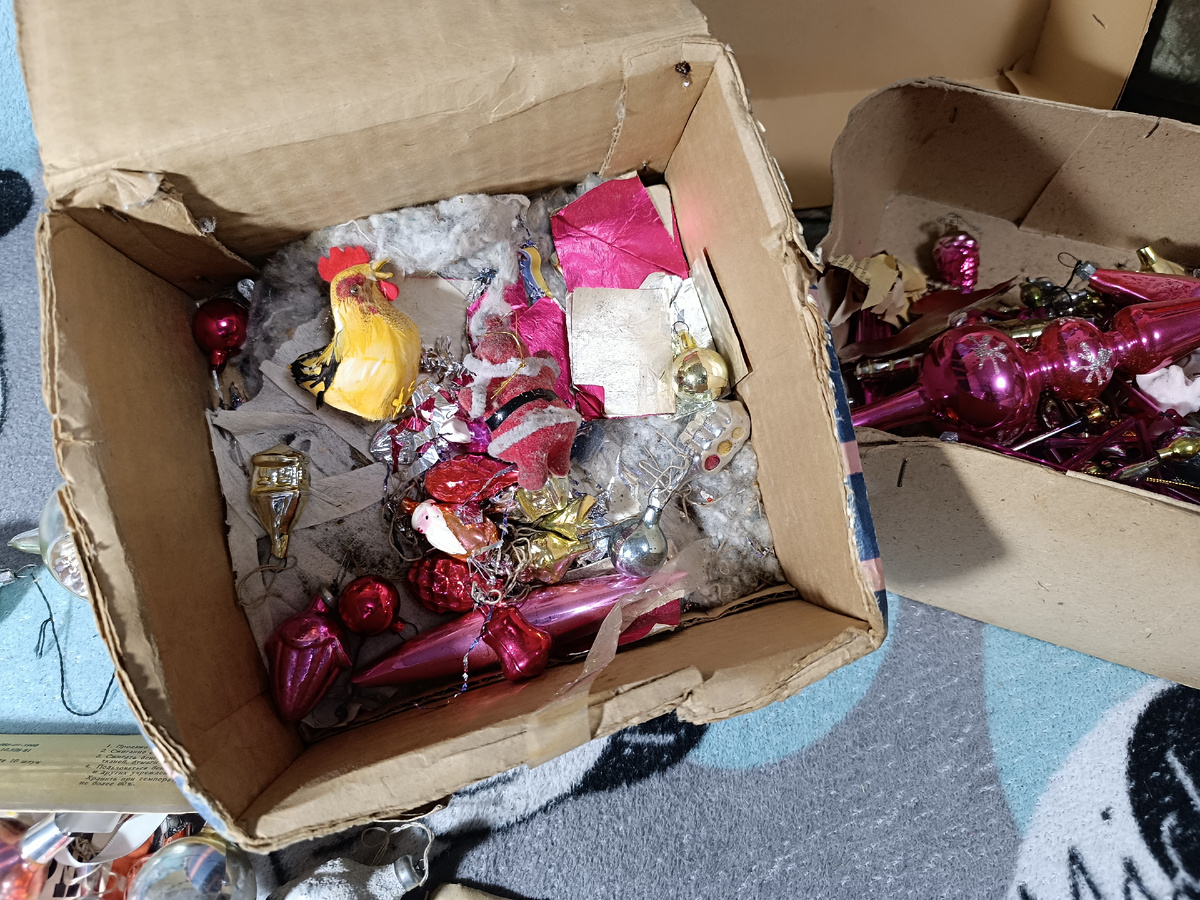 Найденные новогодние игрушки.