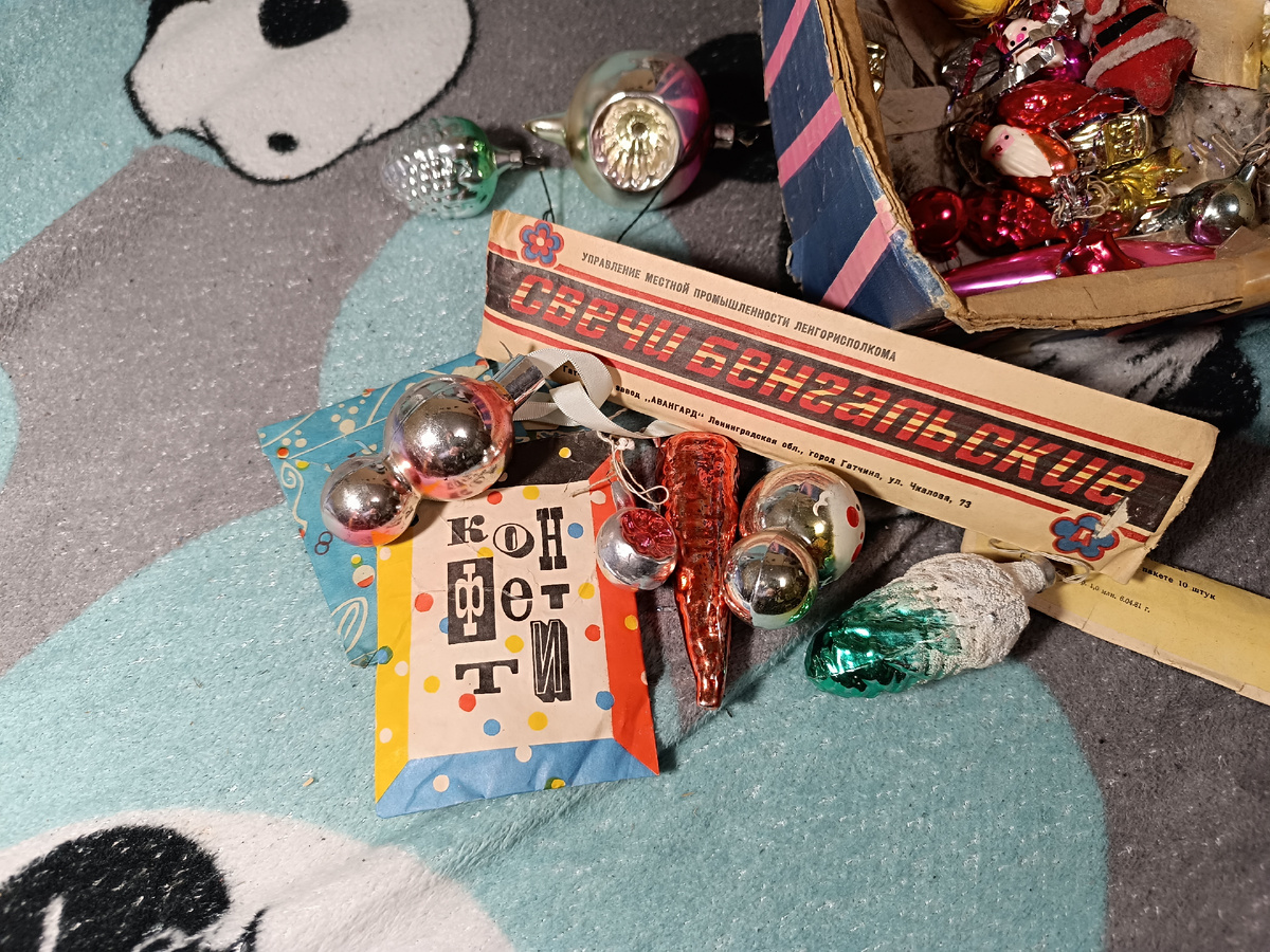 Бенгальские свечи, новогодние игрушки.