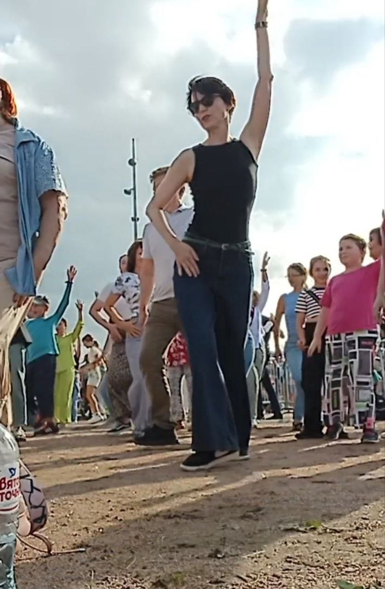 Это я в парке летом 24 года, на мастер классе по сальсе