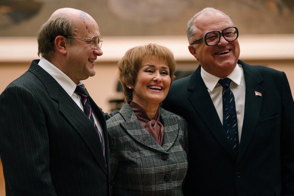 Михаил Горбачёв (Виталий Коваленко), Раиса Максимовна (Мадлен Джабраилова) и Александр Яковлев (Владимир Стержаков) в сериале "ГДР" @Wink