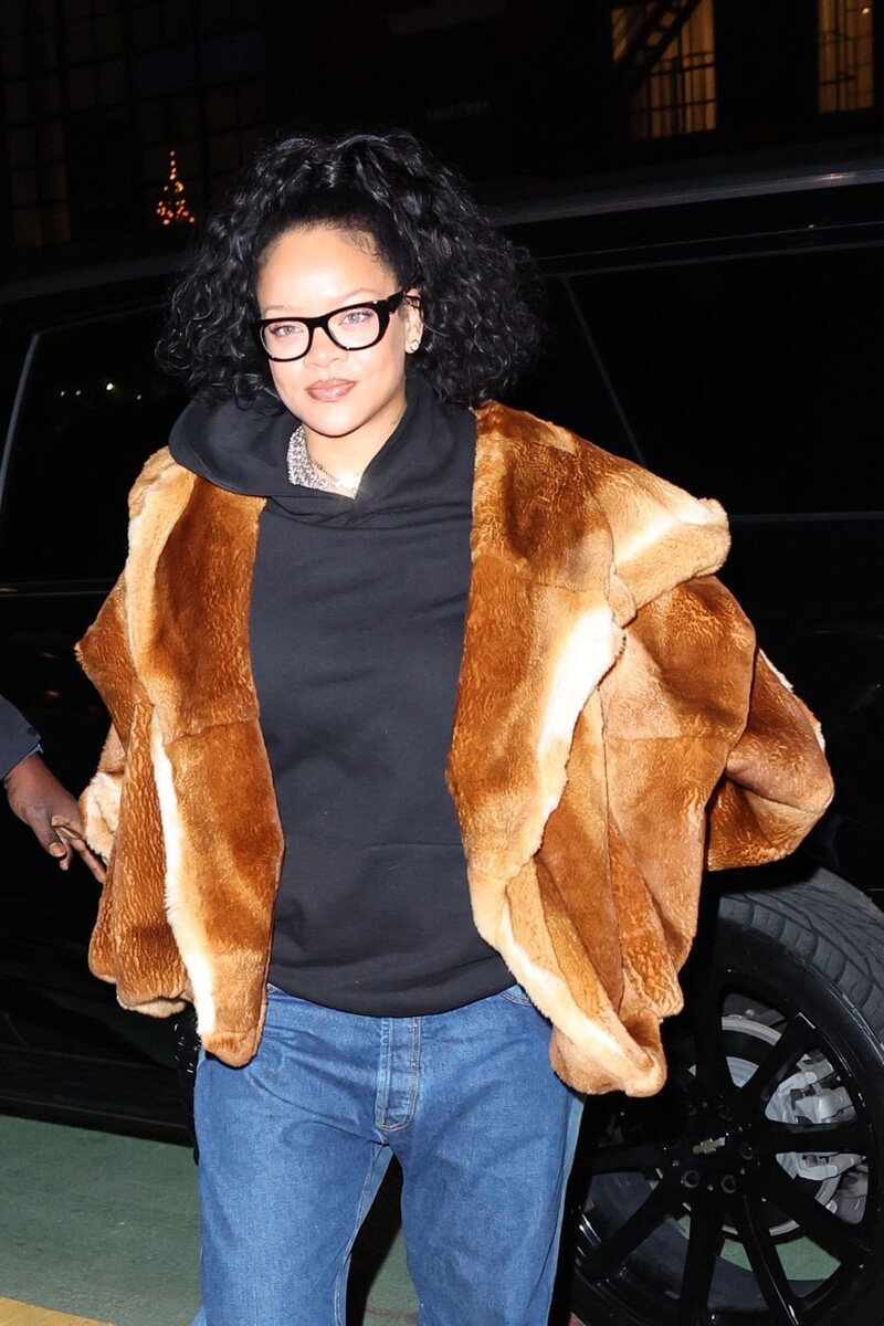Рианна в шубе