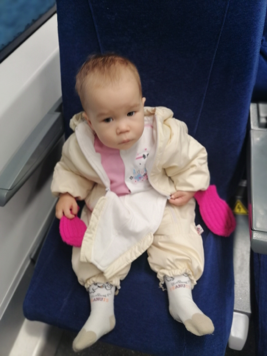 Вполне самостоятельно сидит в ласточке на отдельном сидении