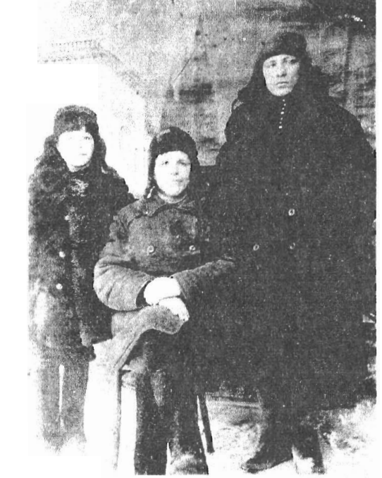 Афанасий стоит на фото справа, в центре - отец. Источник - http://46.180.137.182:8080/e.reading/e- сbooks/Borisova_L_P_Dvazhdy_Geroj_Sovetskogo_Soyuza_Shilin_Afanayj_Petrovich.pdf