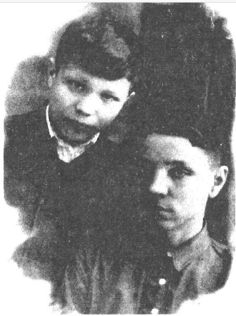 Афанасий Шилин в школьные годы (на фото слева). Источник - http://46.180.137.182:8080/e.reading/e- books/Borisova_L_P_Dvazhdy_Geroj_Sovetskogo_Soyuza_Shilin_Afanayj_Petrovich.pdf