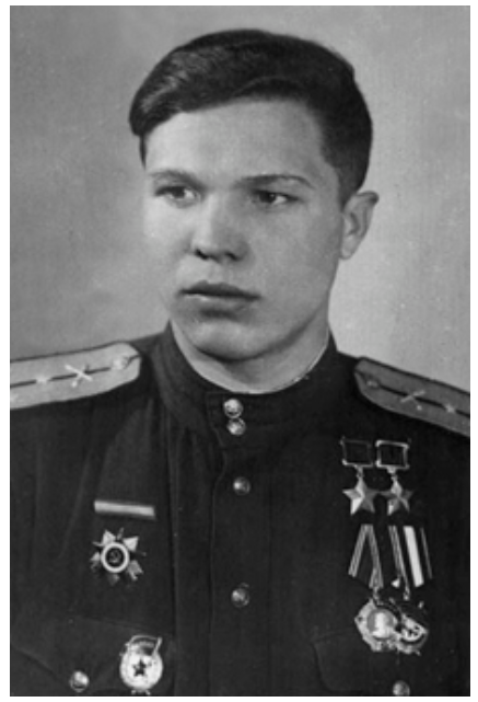 Дважды Герой Советского Союза старший лейтенант Шилин. Источник - https://warheroes.ru/hero/hero.asp?Hero_id=3