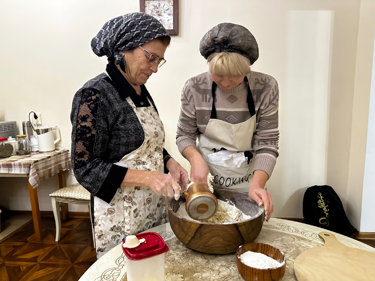 Замешивают тесто