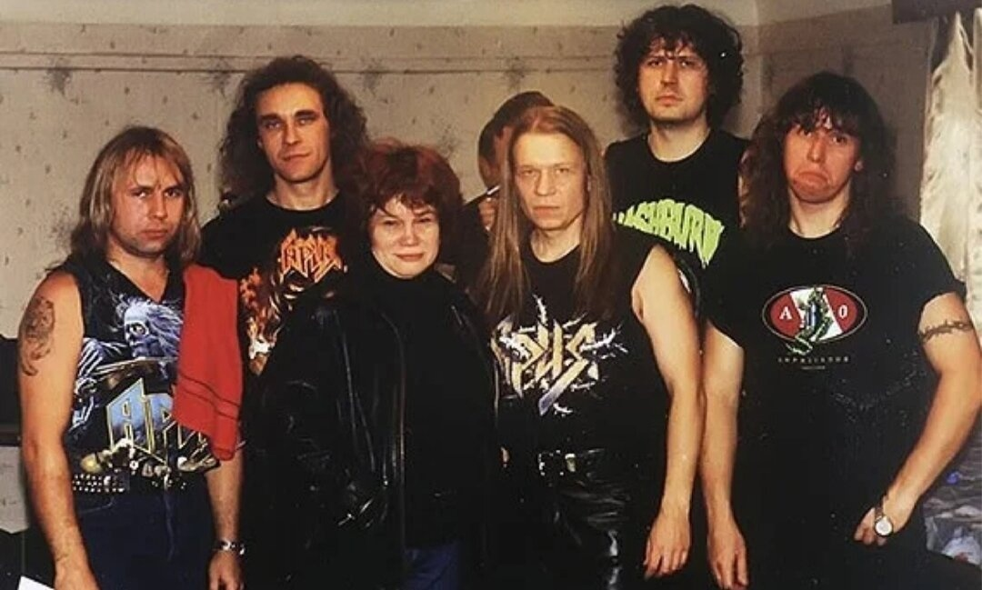 Группа "Ария": слева второй - Владимир Холстинин, слева третья - Маргарита Пушкина (фиои)