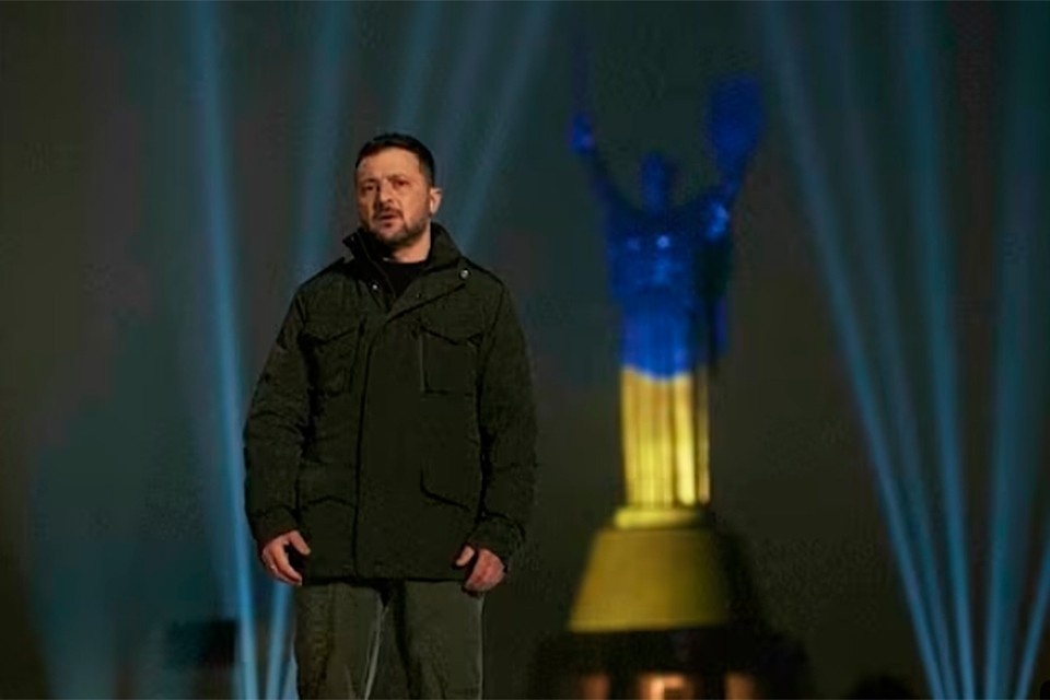    Новогоднее обращение Зеленский записал на фоне киевской статуи Родина–мать Кадр видео
