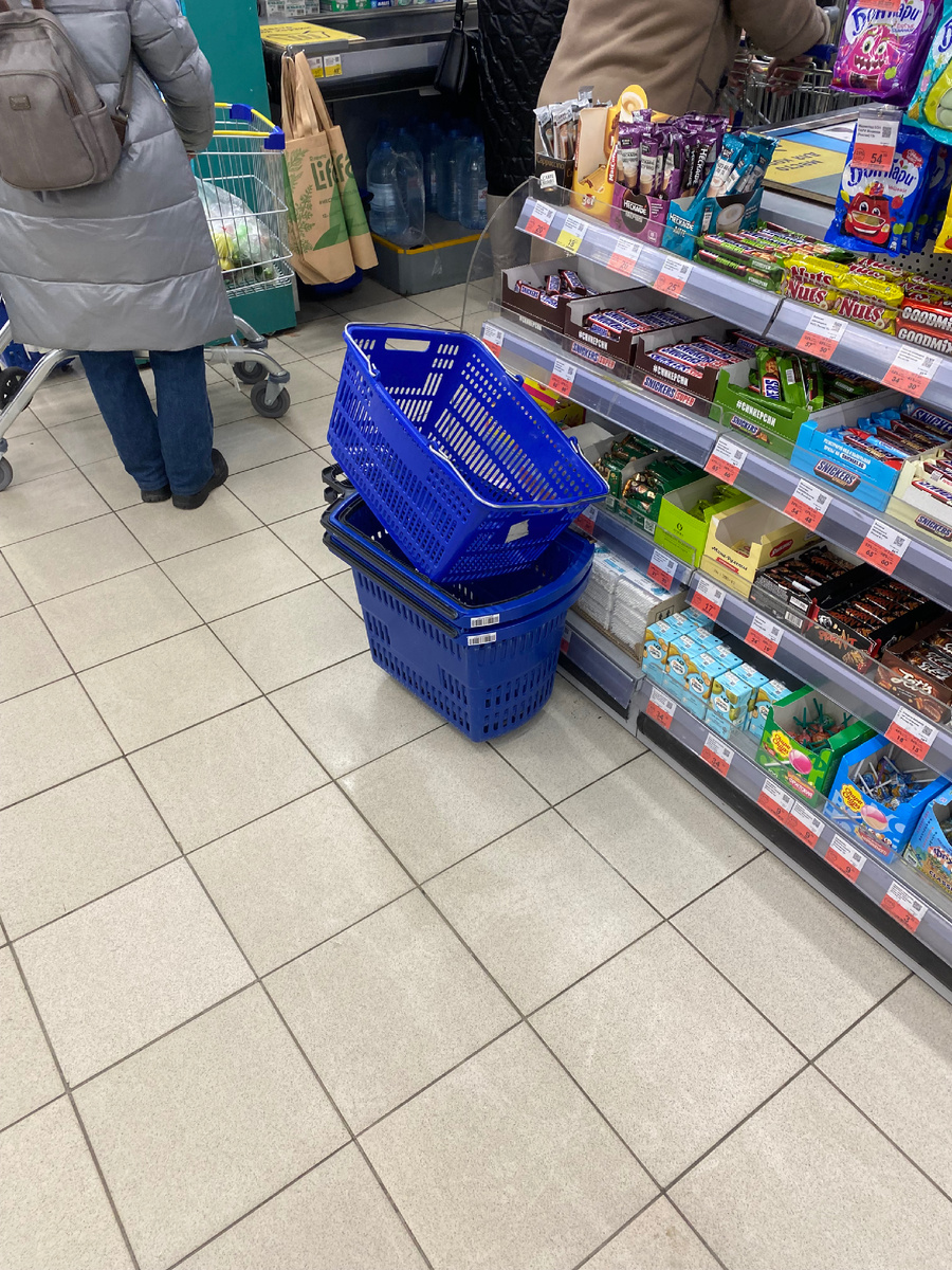 Брошенные Клиентами корзины у касс