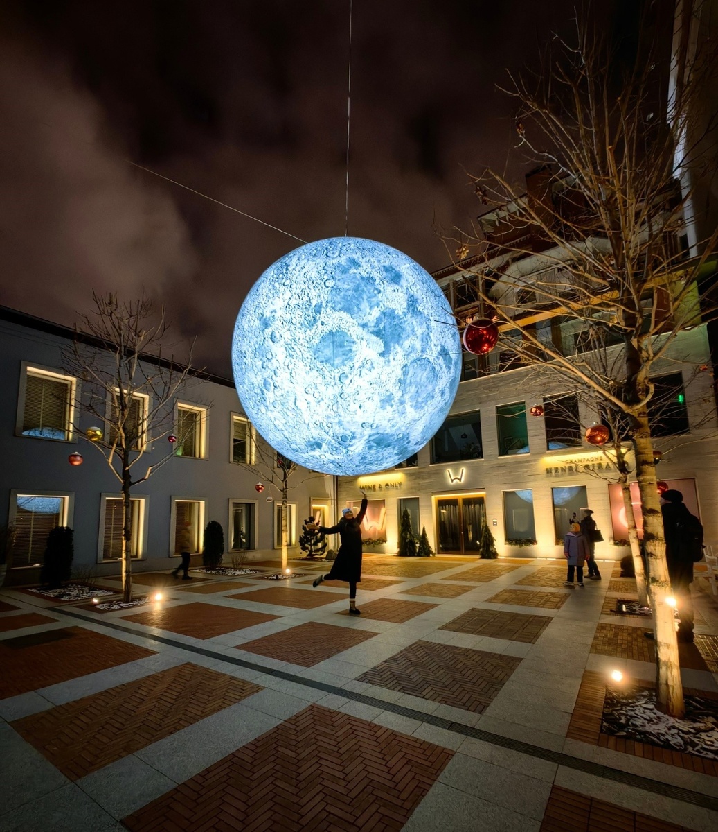 Арт-объект «Дотянуться до Луны»