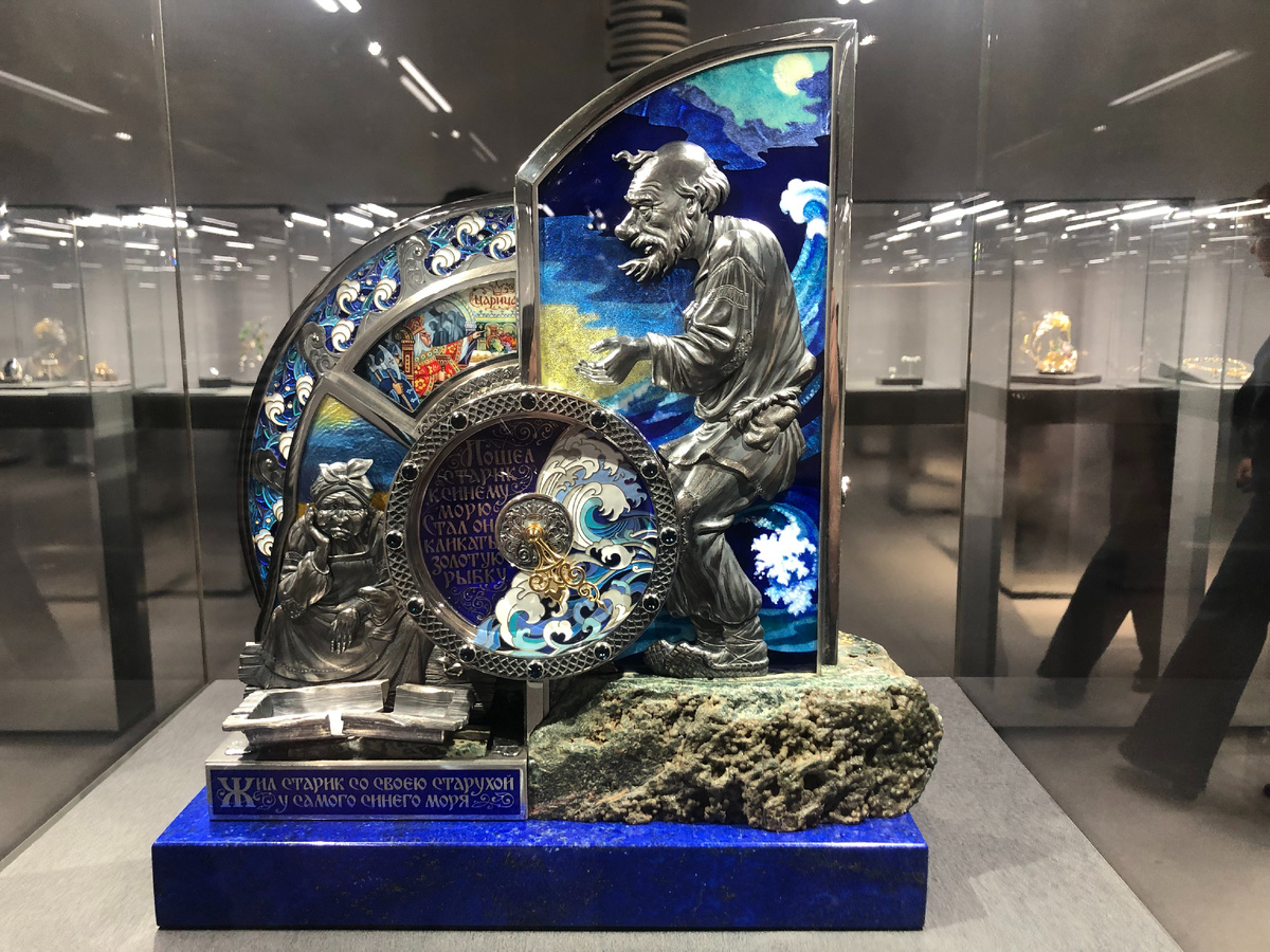 Часы настольные "Золотая рыбка". Ростов Великий (2024). Ювелирный дом "Александр Рудник". Серебро, топаз, лазурит, яшма, эмаль