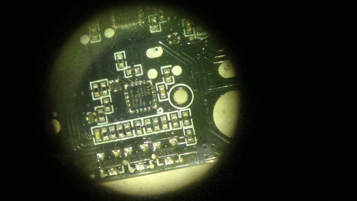 Микросхема 3х фазного драйвера под микроскопом