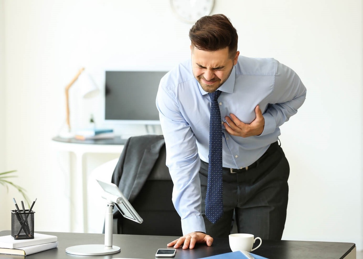 Мужчина - офисный работник, которому вдруг стало нехорошо по физиологическому состоянию