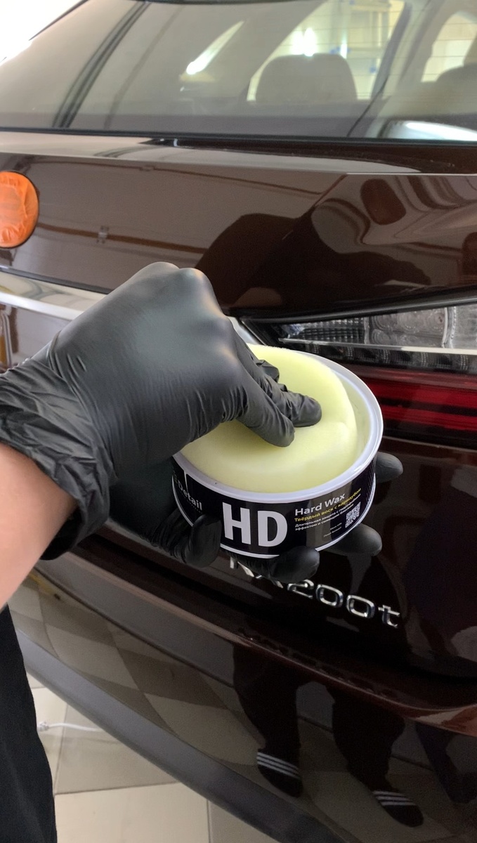 1. Воск — классика защиты

Плюсы воска:

Простота применения. Воск можно нанести самостоятельно, даже в домашних условиях.

Доступная цена. Банка хорошего воска стоит недорого, а её хватит на несколько применений.

Эффектный блеск. Воск придаёт кузову глубокий глянцевый вид.

Защита от влаги. Образует водоотталкивающий слой, способствующий сохранению чистоты.

Минусы воска:

Непродолжительная защита. В среднем воск держится 1–3 месяца.

Чувствительность к погоде. Воск быстрее стирается под воздействием дождя, снега и солнца.

Требует частого обновления. Для поддержания защиты необходимо регулярное повторное нанесение.3. Что выбрать?

Выбирайте воск, если:

Вам нужен бюджетный вариант для быстрой защиты.

Вы готовы регулярно обновлять покрытие.

Вы хотите попробовать детейлинг в домашних условиях.

Выбирайте керамику, если:

Вам нужна долговременная защита без частого обслуживания.

Вы хотите минимизировать царапины и воздействие химии.

Вы готовы инвестировать в профессиональную услугу для максимального результата.

Заключение

Выбор между воском и керамикой зависит от ваших целей и бюджета. Воск подойдёт для любителей самостоятельного ухода, а керамика — для тех, кто ищет надёжную и долговечную защиту.

Если остались вопросы или нужна консультация — пишите в комментариях! Подписывайтесь на канал, чтобы не пропустить новые статьи по уходу за автомобилем. 🚗✨