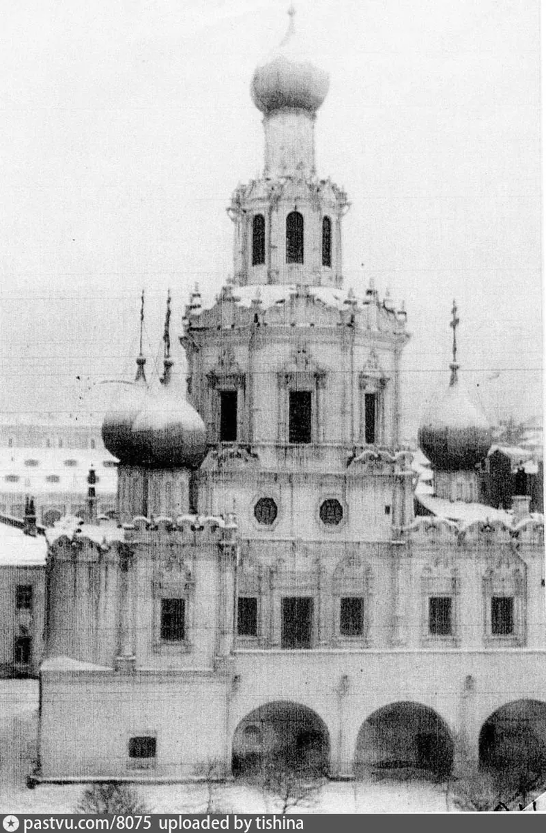 Фотография Церкви Знамения в Шереметевом дворе сделана К.А.Тимирязевым из окна дома по Романову переулку. 1894 год.