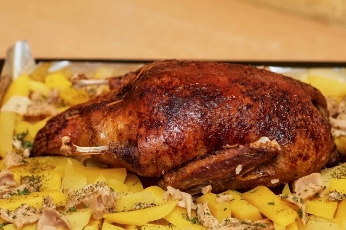    Утка получается очень сочной, вкусной и красивой!