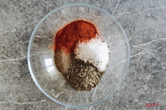    Специи лучше смешивать сразу, взяв одинаковое количество перца, соли, паприки и базилика. Фото:  АиФ/ Евгения Хомицкая