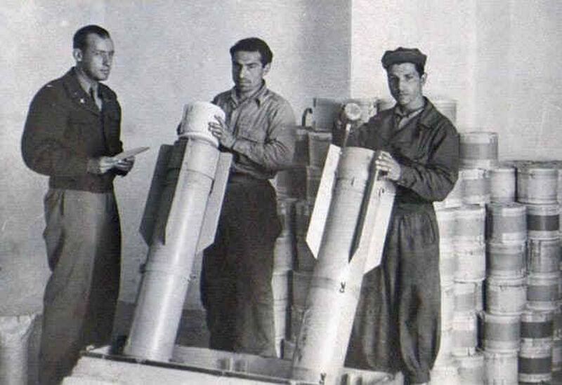 Упаковка газеты Das Neue Deutschland в футляры в виде бомб