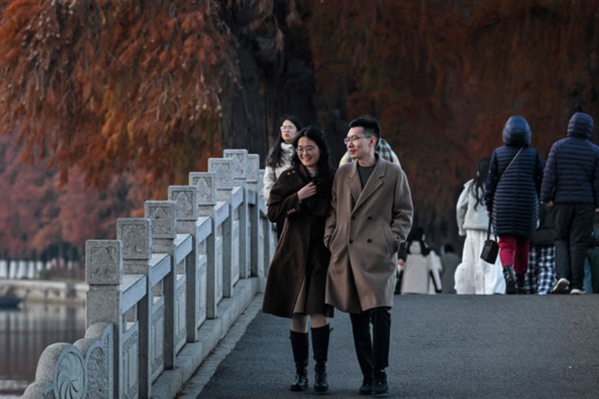 Гуляют вместе молодые люди... брат с сестрой, наверное