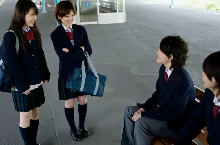 В Японии еще в школах детям запрещены романы. А потом удивляются, что не умеют и не хотят встречаться во взрослом возрасте!