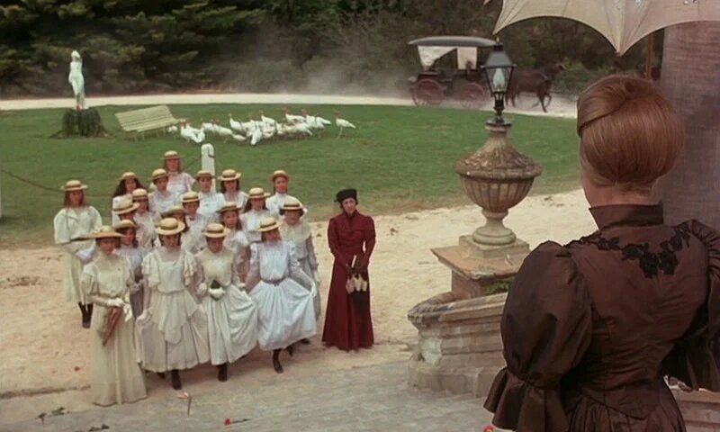 Кадр из фильма «Пикник у Висячей скалы» 