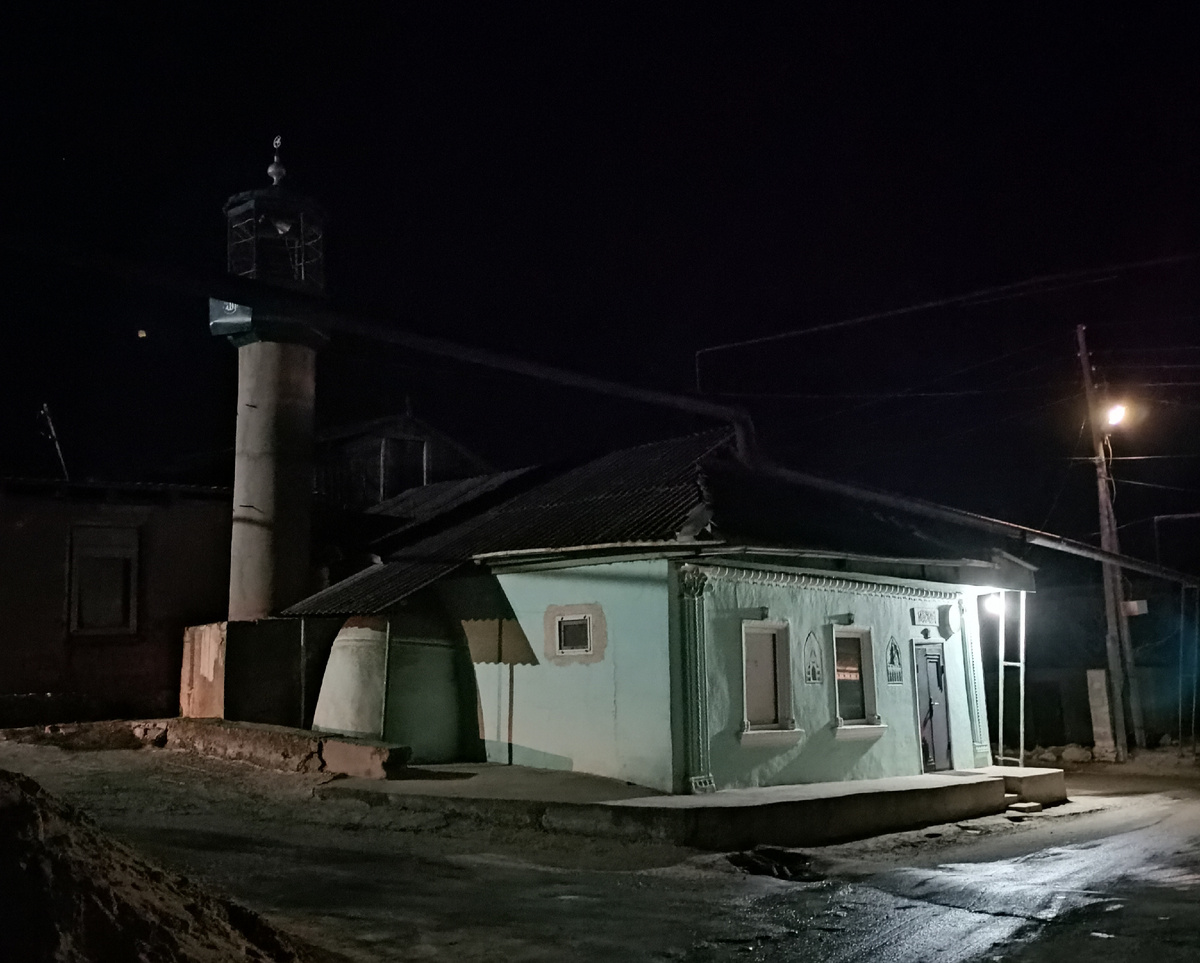 Фото автора: одна из квартальных мечетей в горном селе, ночью (Дагестан, январь 2024)