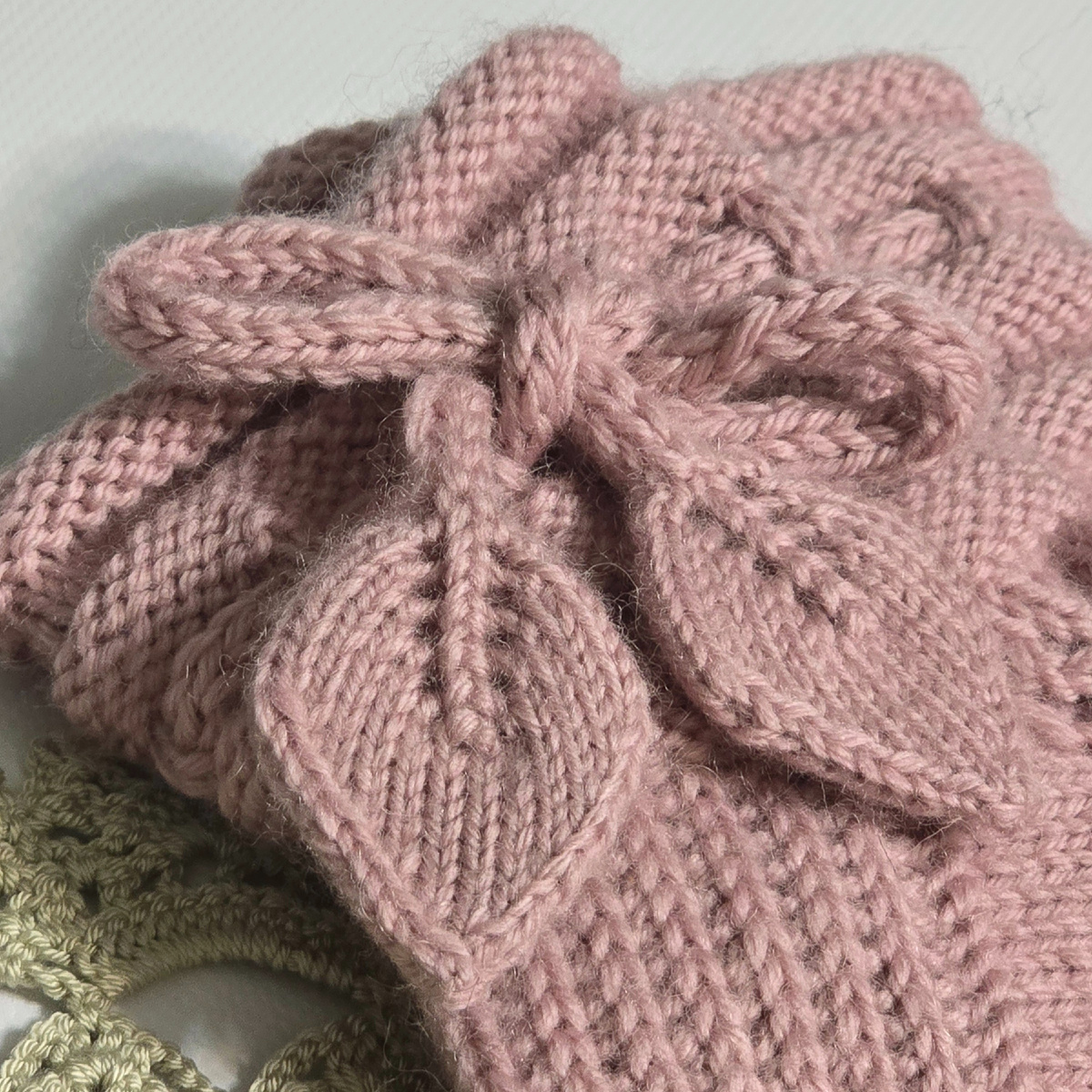 В вязании носков "Метель в розовом" поучаствовали почти все мои скромные помощники. А видеоурок по этим носкам скоро выйдет на канале и будет доступен по подписке Премиум 