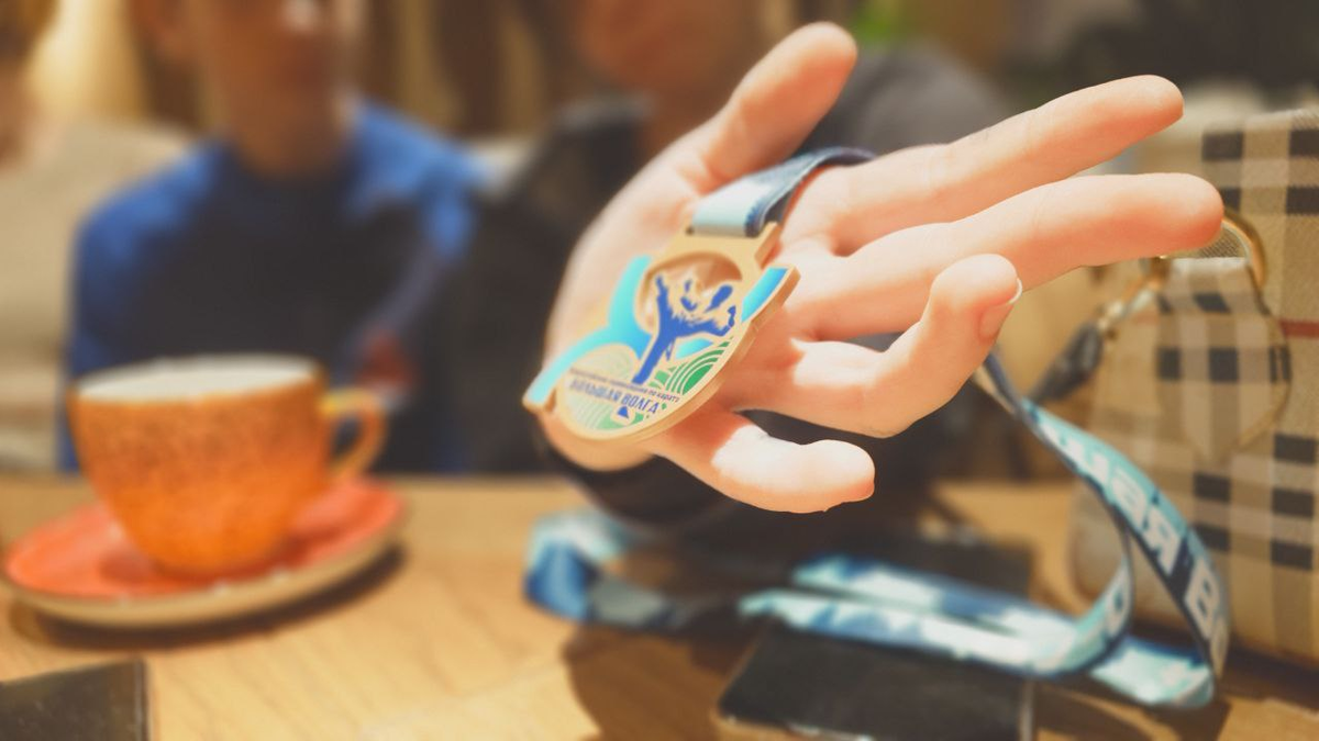 Бронзовая медаль старшей внучки - подарок на моё 65-летие)). Фото автора.