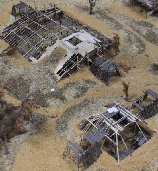 Реконструкция двух полуземлянок. Фото: Музейный комплекс Нефтеюганска