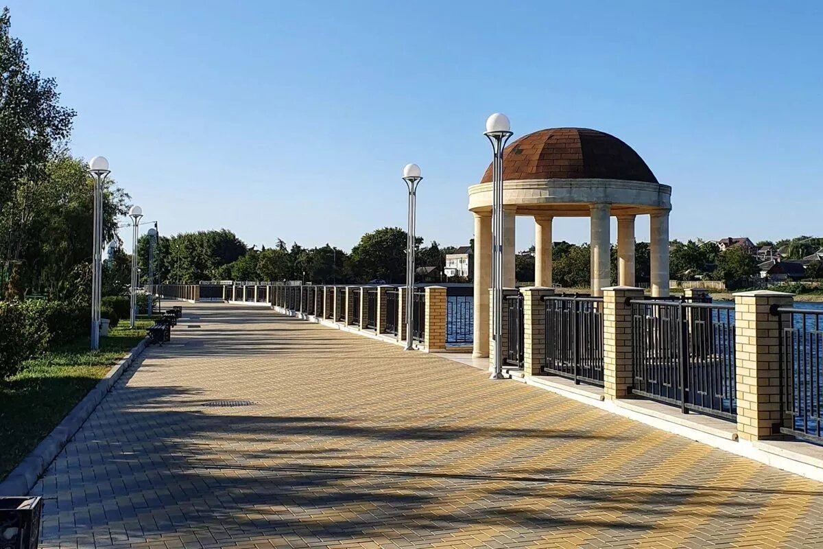 Кореновский городской парк культуры и отдыха с благоустроенной набережной и видом на реку, через которую был проложен Баронов мост.
Фото: Администрация Кореновска