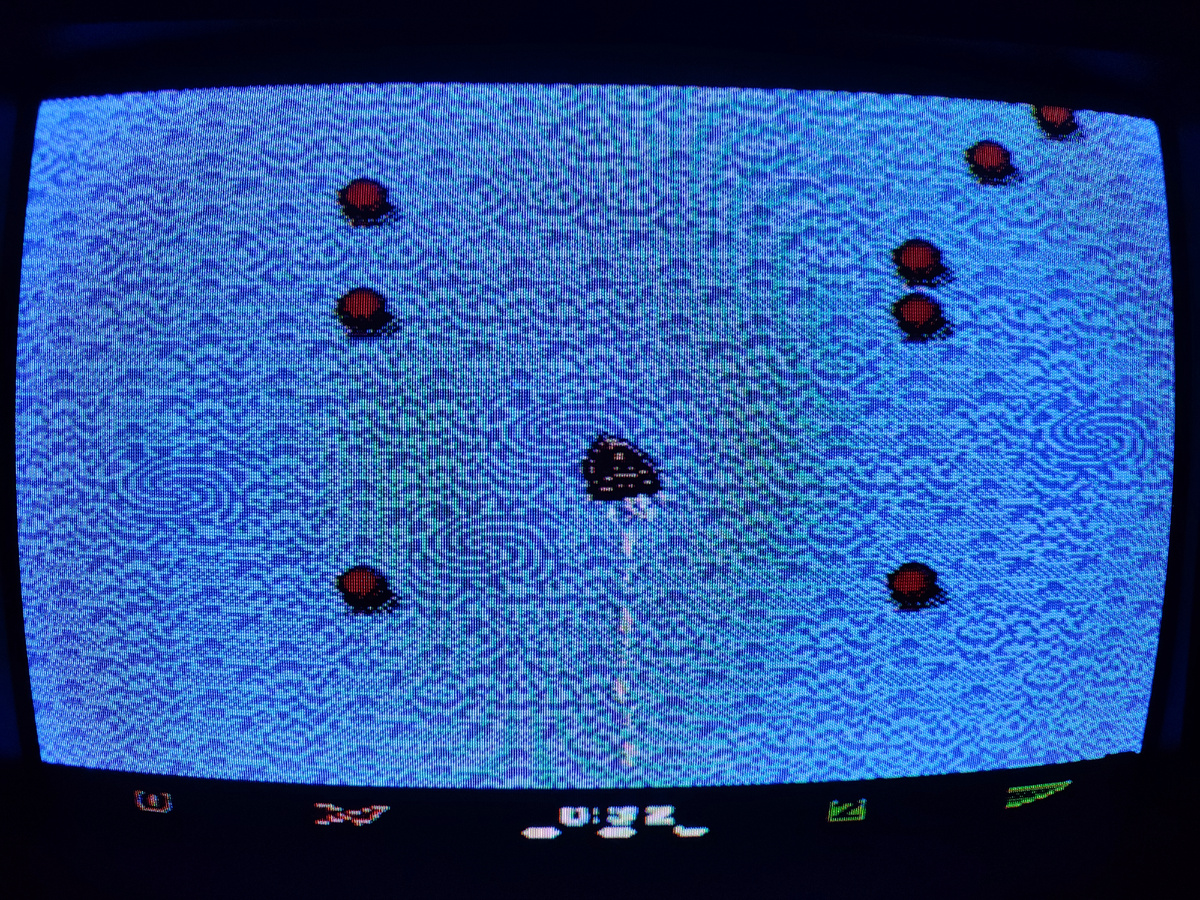 Фото сделаны мной. На фото игра "Boat Duel". Оригинал игры "Eliminator Boat Duel" был разработан Sculptured Software, Radioactive Software и издан Electro Brain, Storm в 1991г. для платформ NES. Дизайнеры Питер Адамс, Лес Пардью. Фото демонстрирует начальную заставку игры, а так же общий визуальный фон игры. Подробнее об этом рассказано в статье. Все материалы принадлежат правообладателям и размещены исключительно в информационных целях.