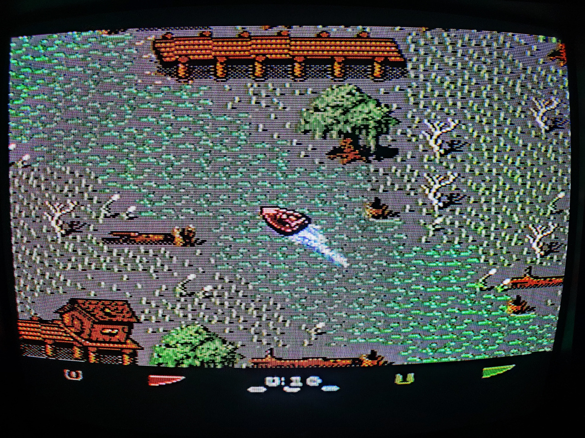 Фото сделаны мной. На фото игра "Boat Duel". Оригинал игры "Eliminator Boat Duel" был разработан Sculptured Software, Radioactive Software и издан Electro Brain, Storm в 1991г. для платформ NES. Дизайнеры Питер Адамс, Лес Пардью. Фото демонстрирует начальную заставку игры, а так же общий визуальный фон игры. Подробнее об этом рассказано в статье. Все материалы принадлежат правообладателям и размещены исключительно в информационных целях.