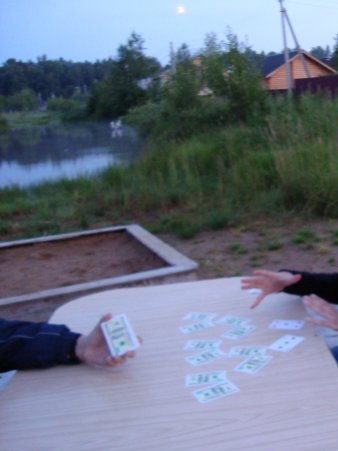 Наш стол, пруд, туман и, без сомнений, комары. Тут мы дошли до апогея: снимали ролик про гадалку.