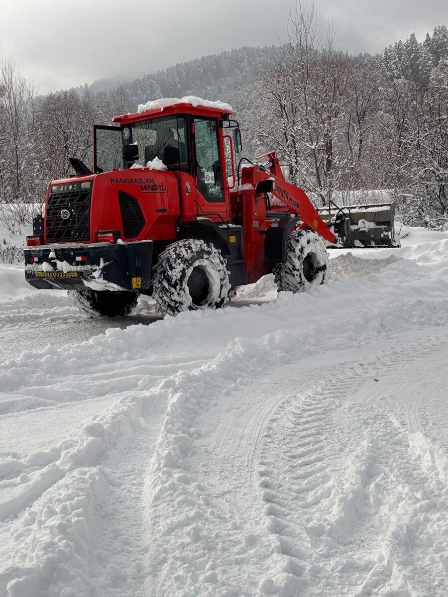    Уборка снега в Горном Алтае. Источник: Петр Громов
