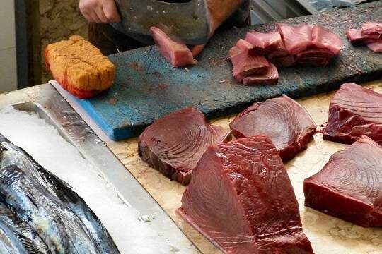    В Японии на новогоднем аукционе самого дорогого тунца продали за 1,3 миллиона долларов