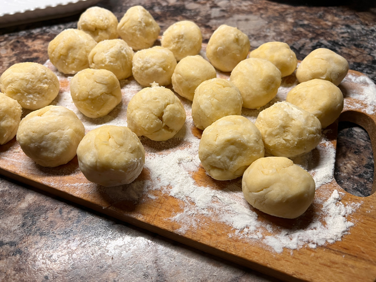 Готовые шарики убрать в холод на 2 часа