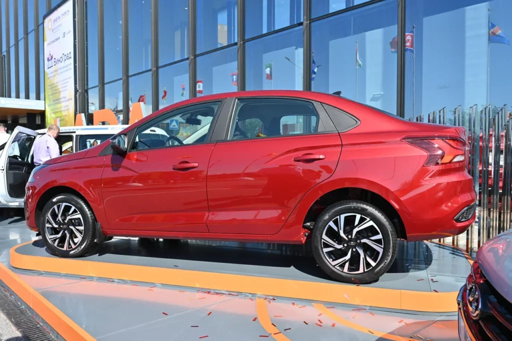 Lada Iskra: автомобиль впервые публично показали на ПМЭФ-2024, летом прошлого года.