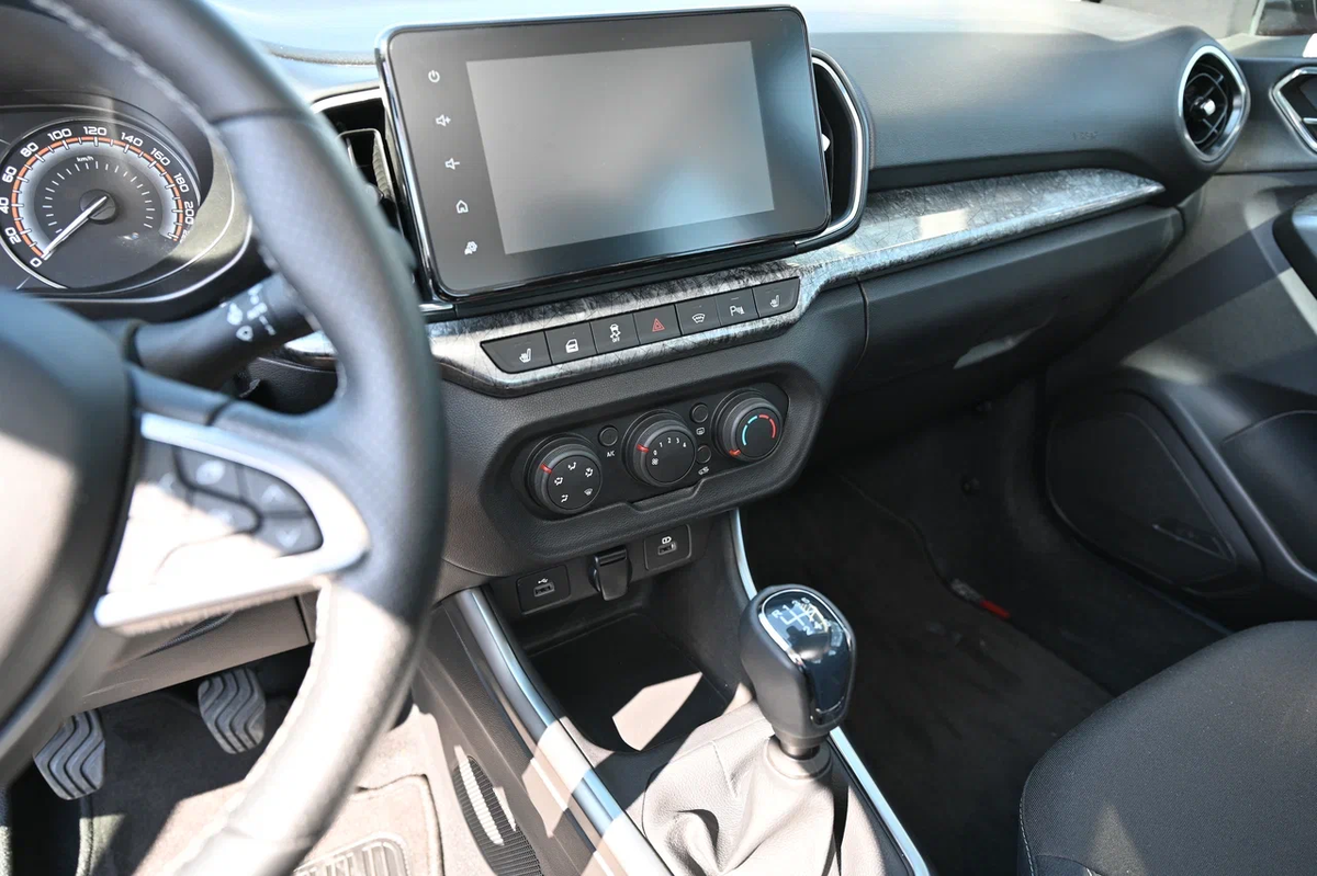 Будут версии с механической коробкой передач - 5 и 6-ступенчатой (WLY), - а также с вариатором, который в настоящее время устанавливается на Lada Vesta.