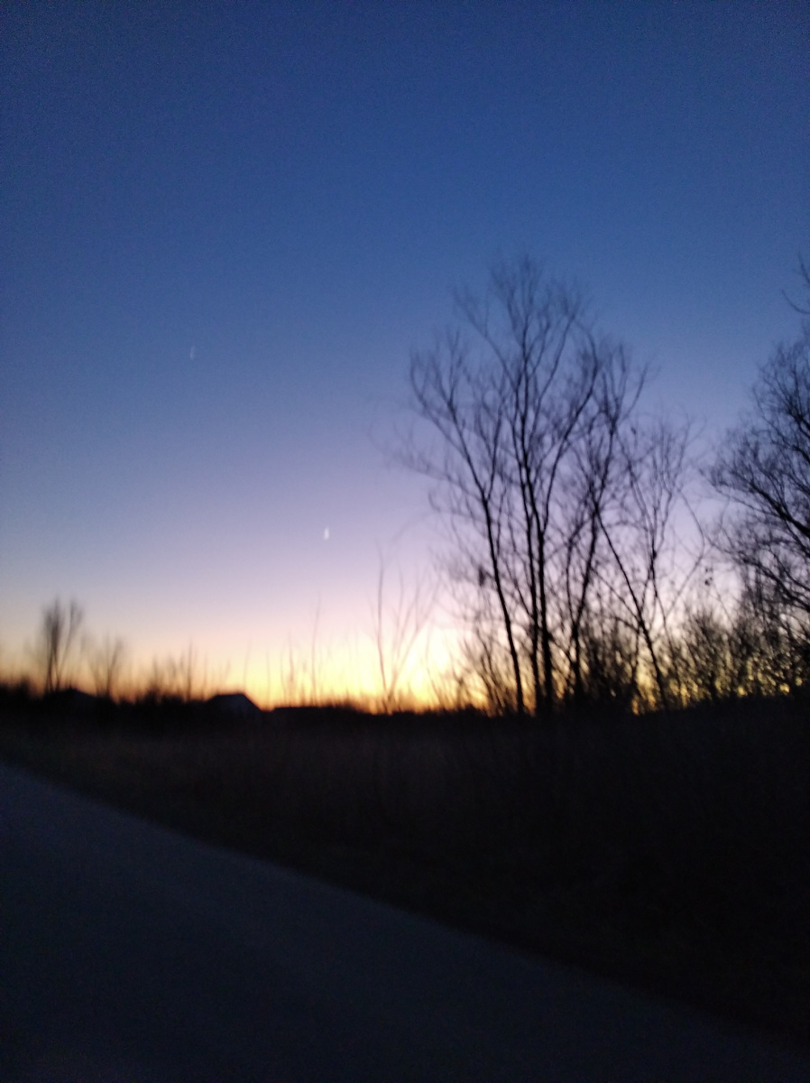 На фото просто две точки на небе.