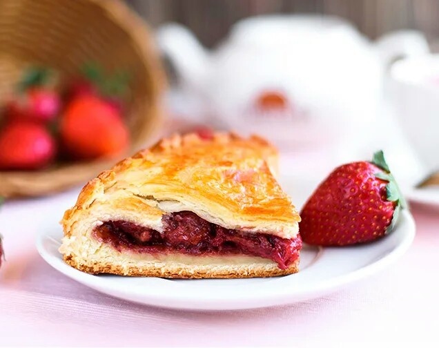 Пирожки с клубникой.