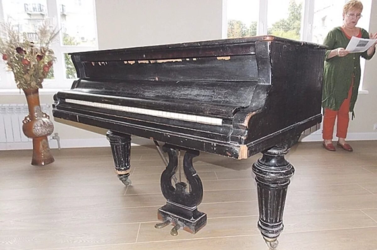    Рояль стоит порядка 1,5 млн рублей.