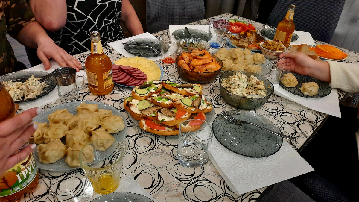 Пиво для мужчин, женщины коктейли пили 😁 в кадре пустые бокалы - думали, с чем вкуснее мартини будет) в итоге пили с газировкой лимонной (ну ничего так, но не особо вкусно. Думаю, в другой раз можно с апельсиновым соком попробовать)