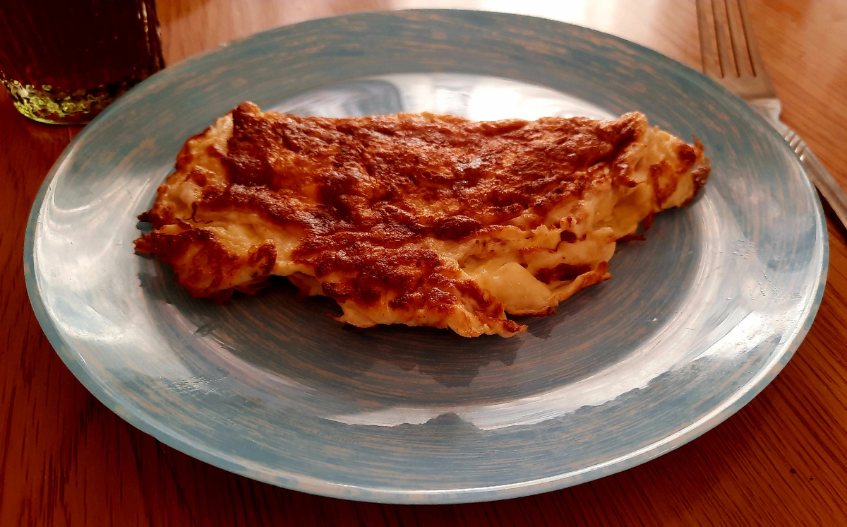 Стакан сока и овсяноблин (ложка молока, ложка овсянки и одно яйцо, когда жарим - внутрь ломтик сыра добавить ещё)